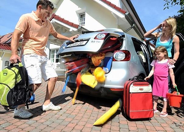 Wer beim Öffnen der Tür nicht den halben Kofferrauminhalt von der Straße aufsammeln will, sollte sich für das Beladen des Autos Zeit nehmen und strukturiert vorgehen. Foto: Allianz/GP